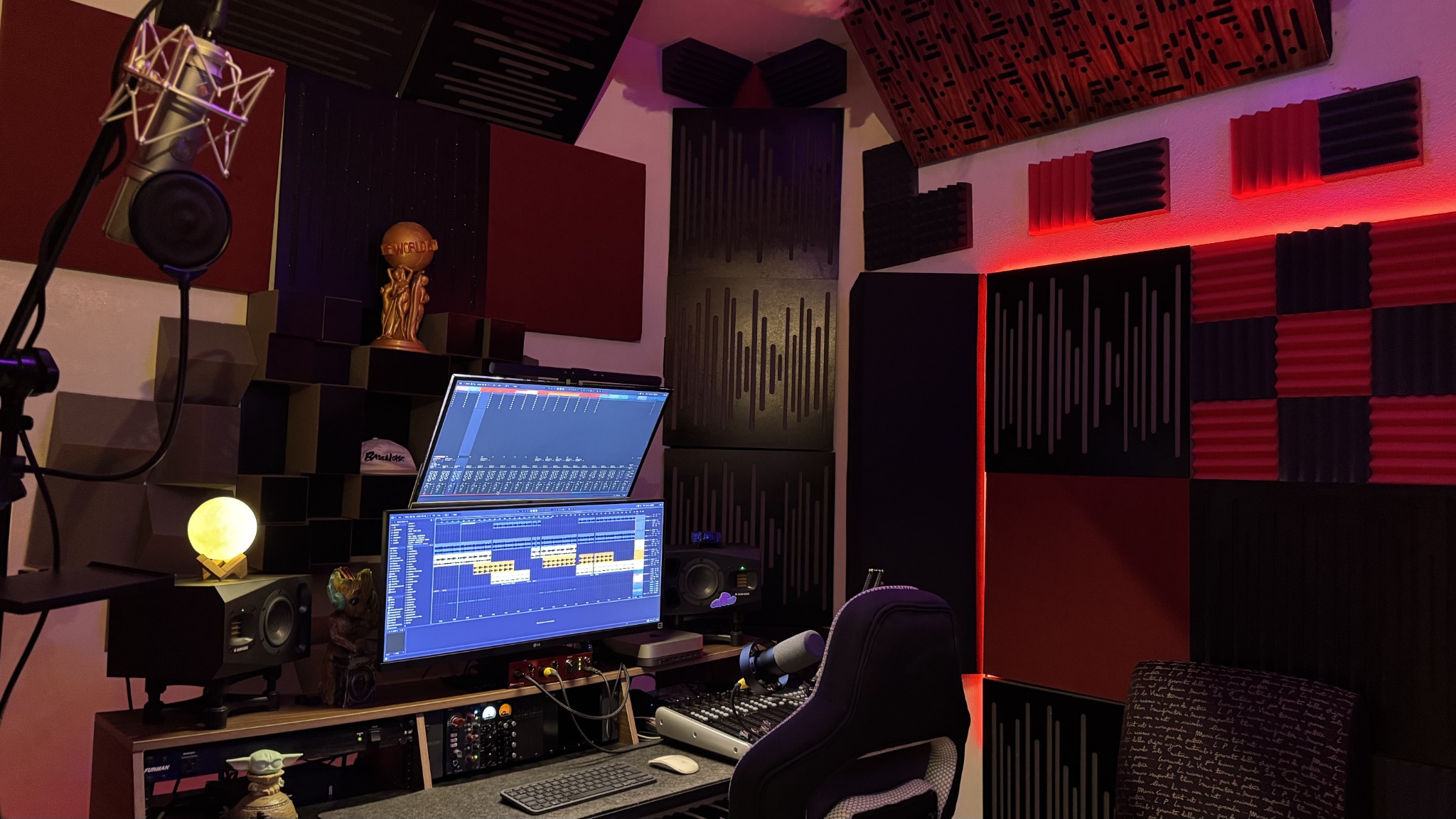 Vista de la sala de grabación, micrófono y tratamiento acústico