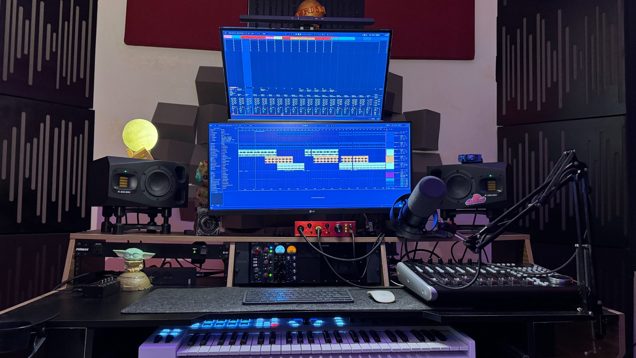 Vista frontal de la estación de trabajo y los monitores del estudio
